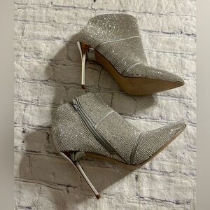 MADDEN NYC PAOLA RHINESTONES ZIP UP POINTY TOE WOMEN’S BOOTIES SIZE 6